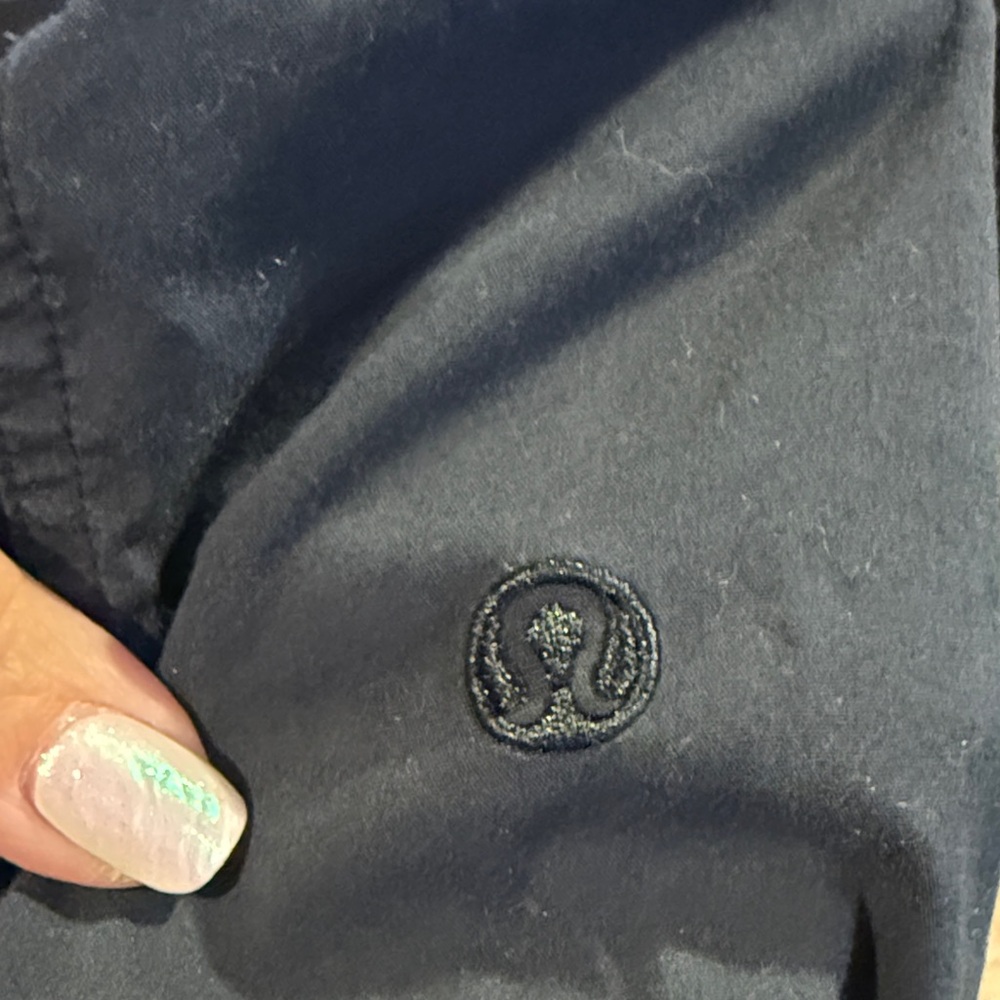 ***SOLD*** lululemon athletica Black Women's Poplin Shorts - Picture 2 of 3